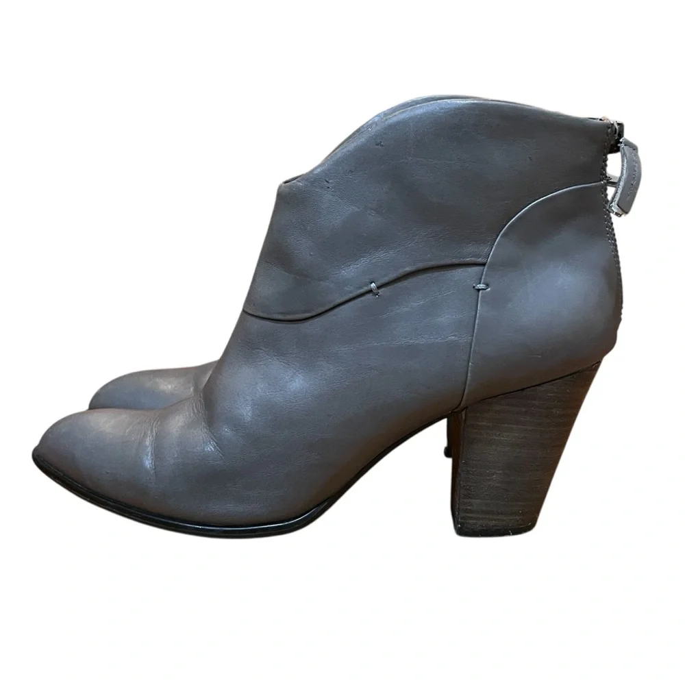 B. Makowsky Gray Leather Ankle Boots Block Heel Back Zip Pointed Curvy Booties